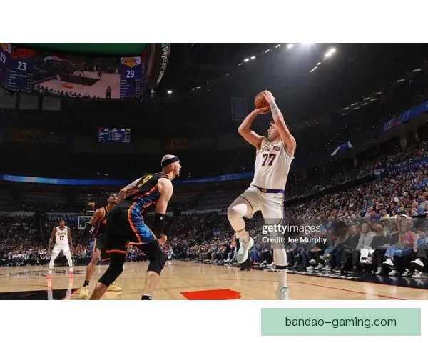 湖人首节大比分落后雷霆东契奇低迷里夫斯伤情引关注